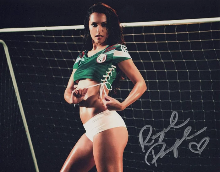 Raquel Pomplun autograph