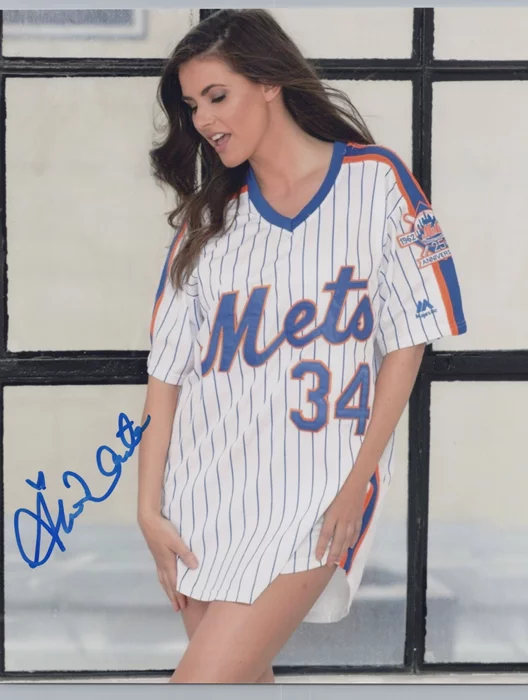 Alison Waite autograph