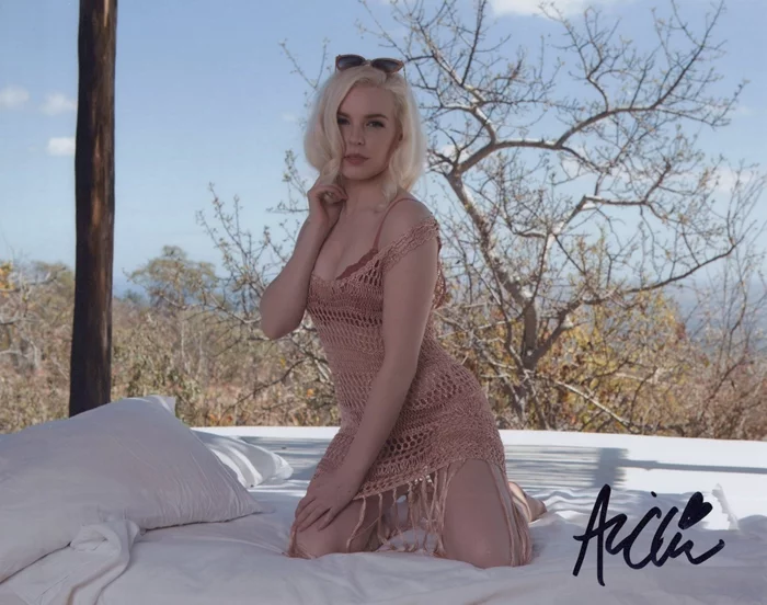 Ali Claire autograph