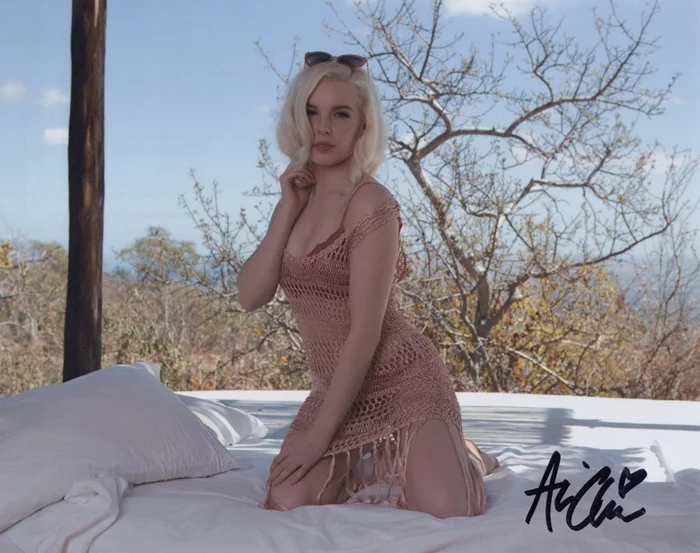 Ali Claire autograph