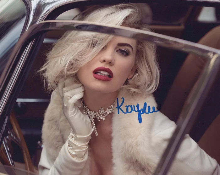 Kayslee Collins autograph