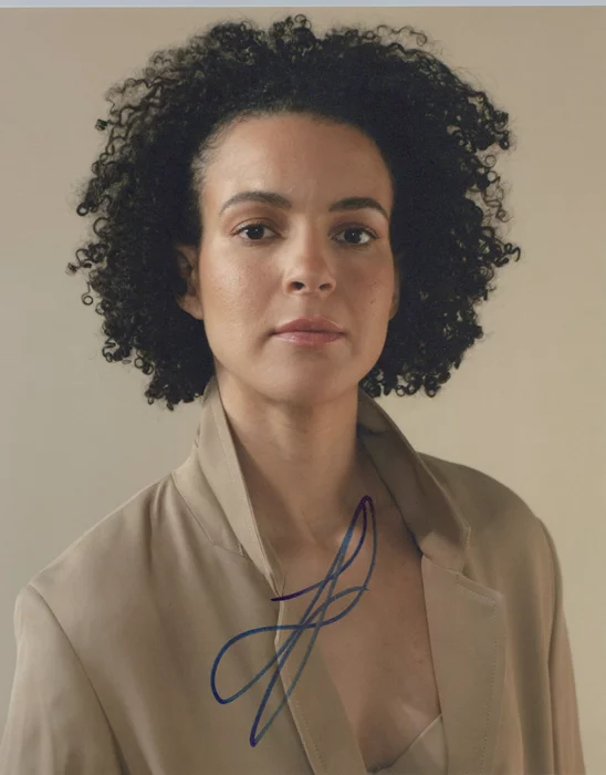 Leah Doz autograph