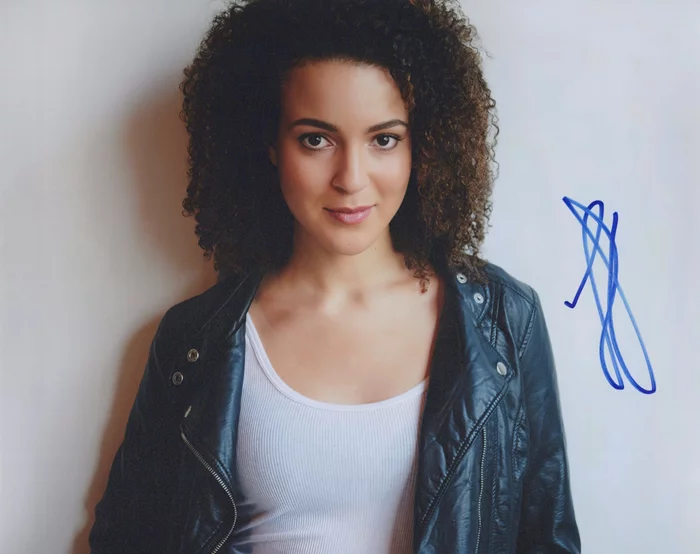 Leah Doz autograph