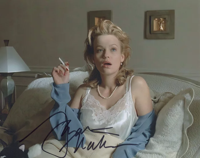 Samantha Mathis autograph