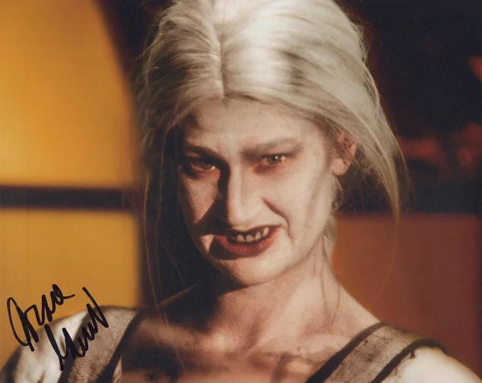 Grace Glowicki autograph