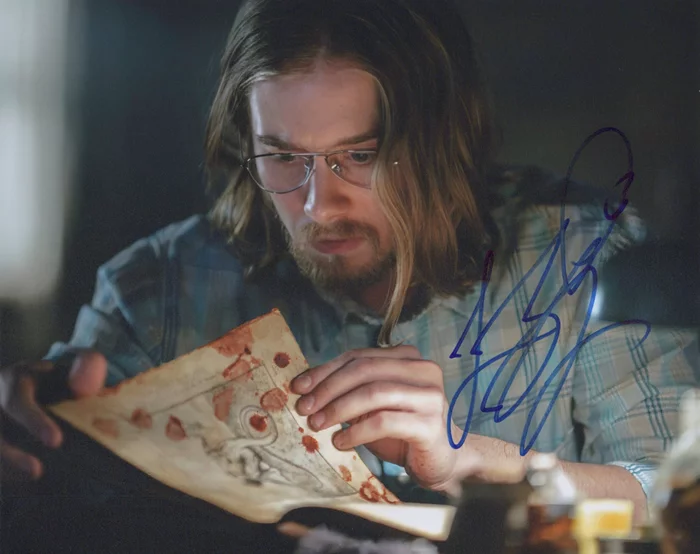 Lou Taylor Pucci autograph