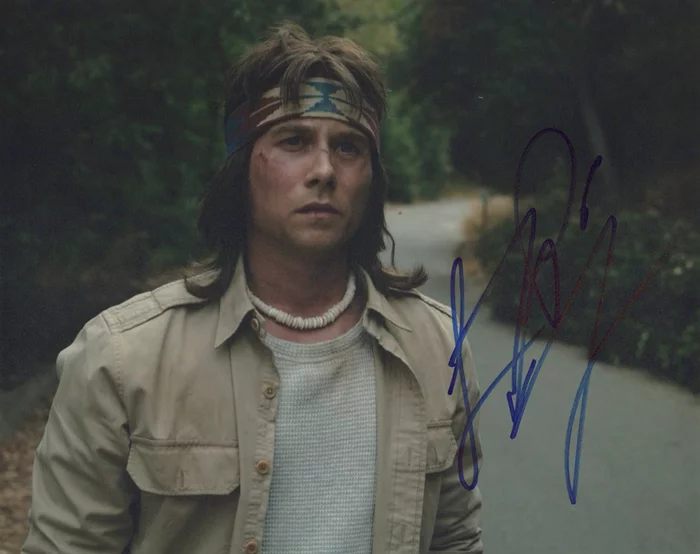 Lou Taylor Pucci autograph