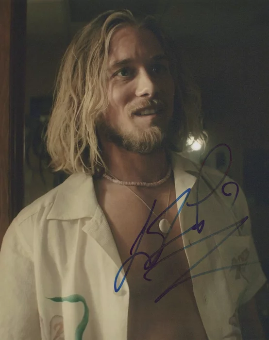 Lou Taylor Pucci autograph