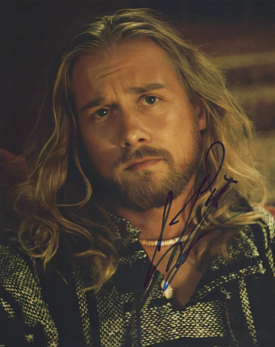 Lou Taylor Pucci autograph