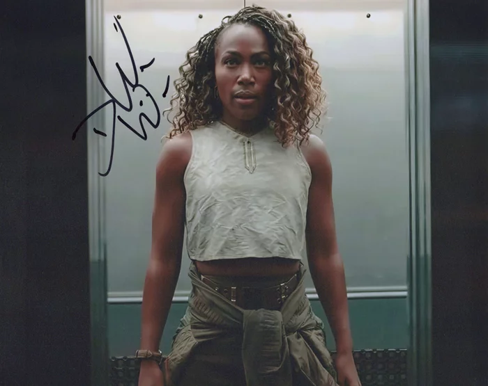 Dewanda Wise autograph
