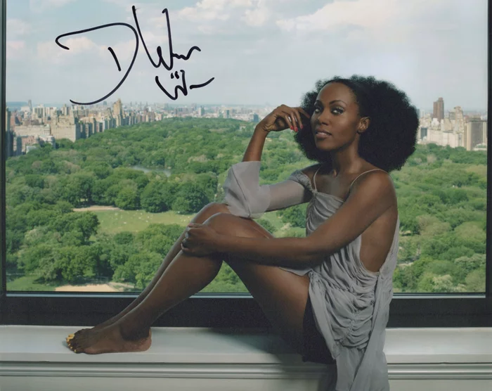 Dewanda Wise autograph