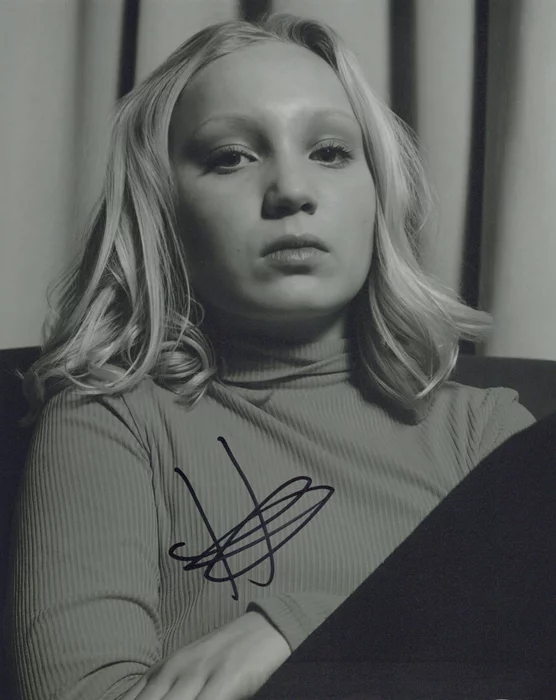 Helena Zengel autograph