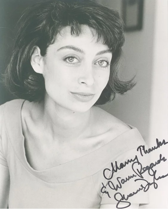Illeana Douglas autograph
