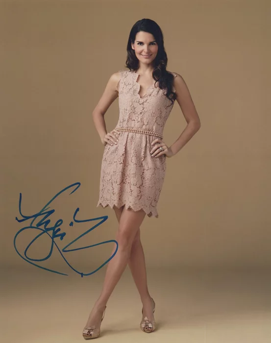 Angie Harmon autograph