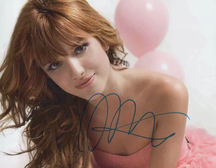 Bella Thorne autograph