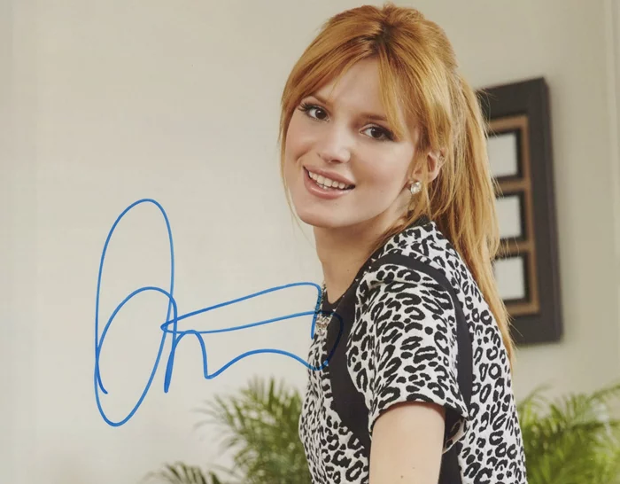 Bella Thorne autograph