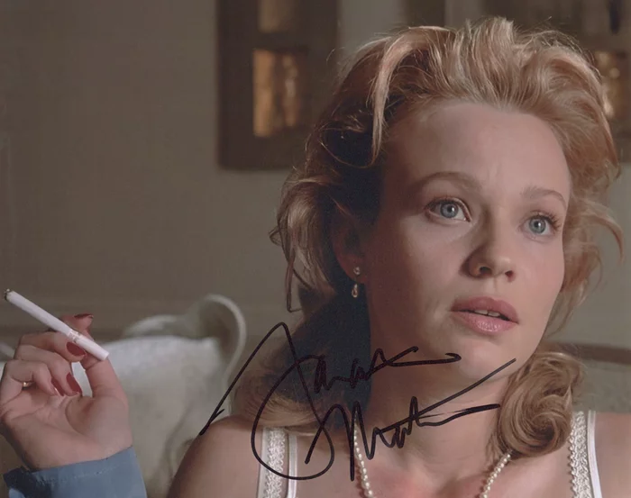 Samantha Mathis autograph
