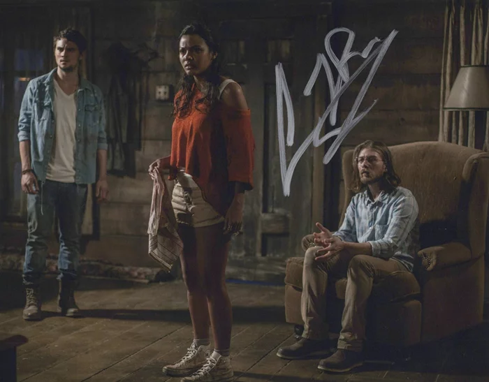 Lou Taylor Pucci autograph