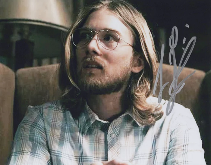 Lou Taylor Pucci autograph