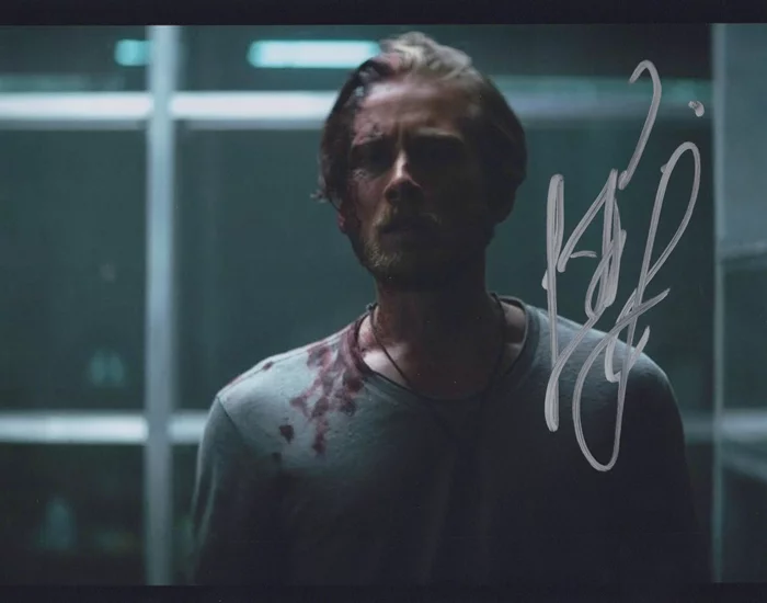 Lou Taylor Pucci autograph