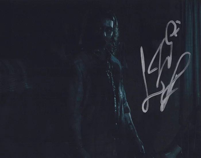 Lou Taylor Pucci autograph