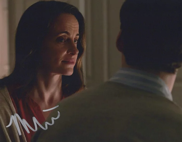 Maria Dizzia autograph