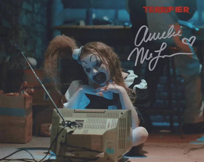 Amelie McLain autograph