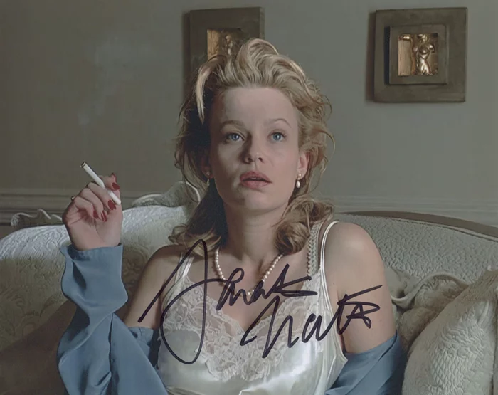 Samantha Mathis autograph