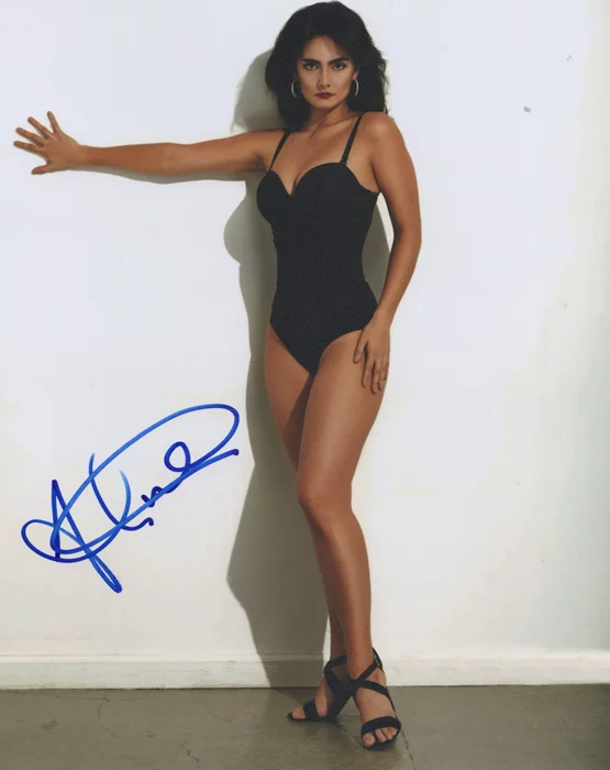 Aline Mayagoitia autograph