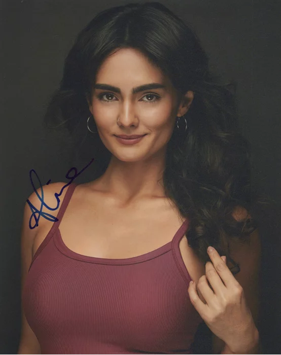Aline Mayagoitia autograph