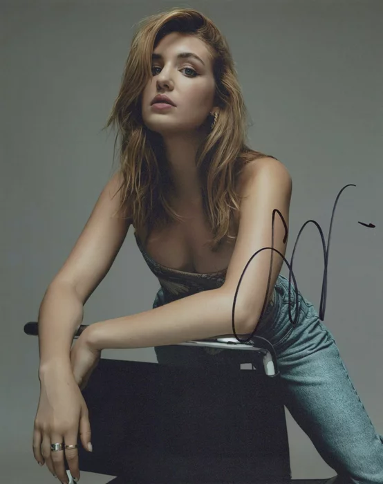 Sophie Nelisse autograph