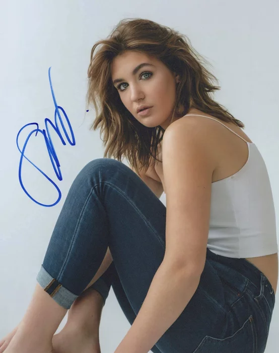 Sophie Nelisse autograph