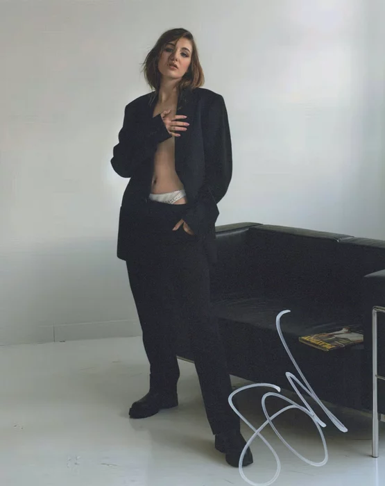 Sophie Nelisse autograph