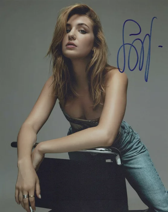 Sophie Nelisse autograph