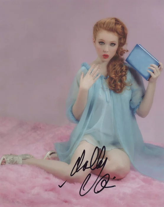 Molly Quinn autograph