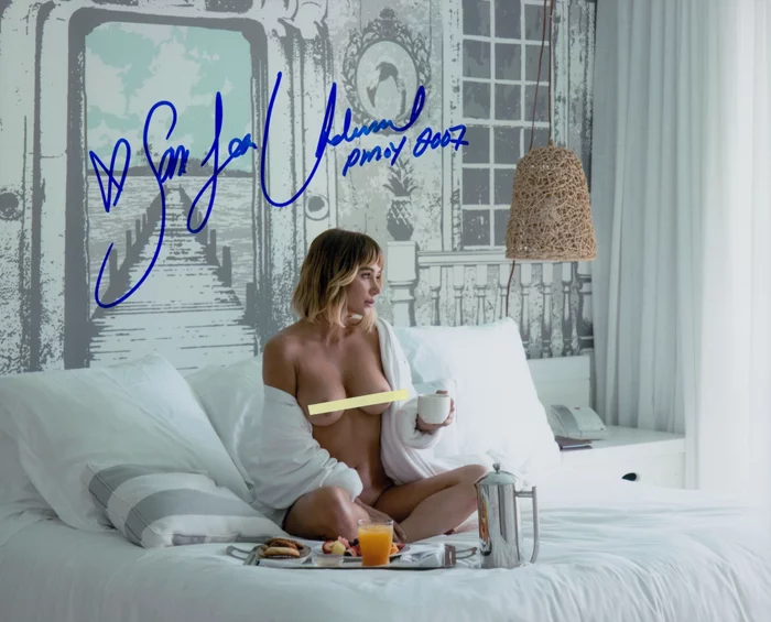 Sara Jean Underwood autograph