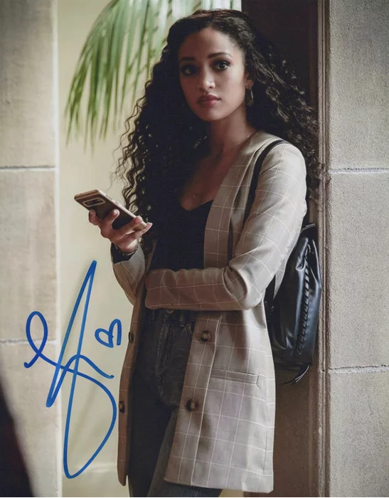 Samantha Logan autograph