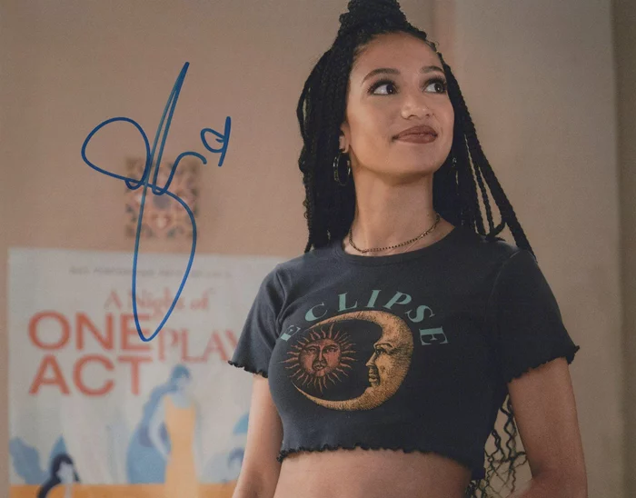 Samantha Logan autograph