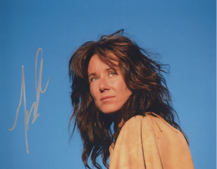 Mary McDonnell autograph