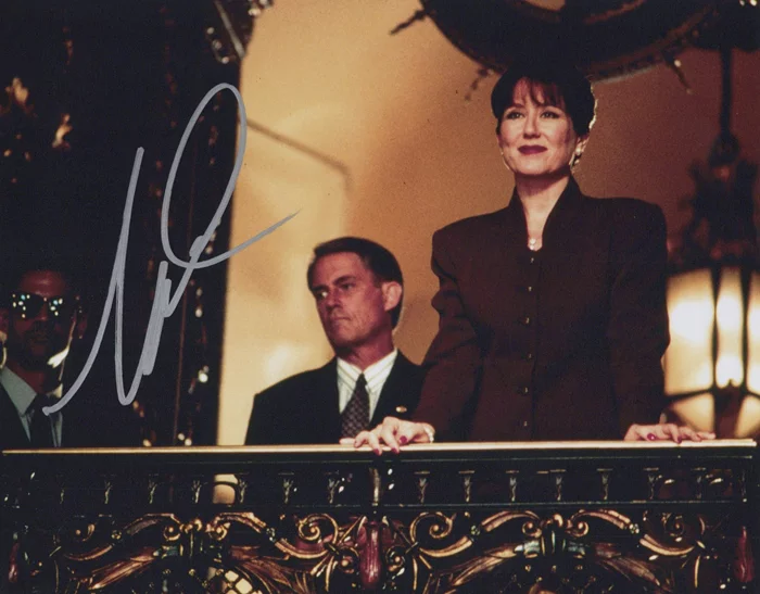 Mary McDonnell autograph