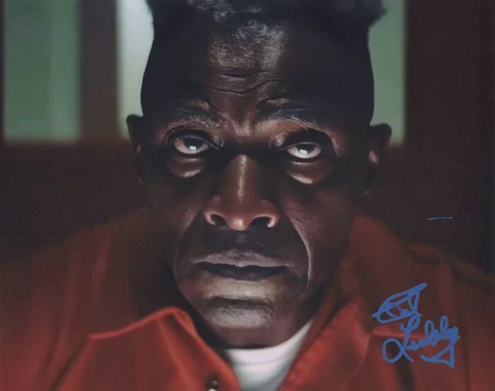Carl Lumbly autograph