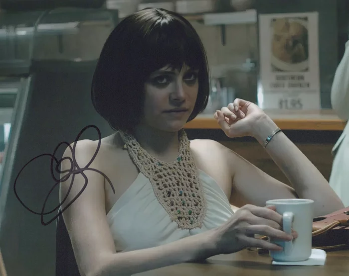 Olivia Luccardi autograph