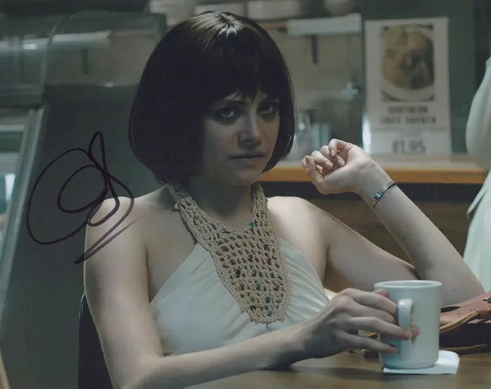Olivia Luccardi autograph