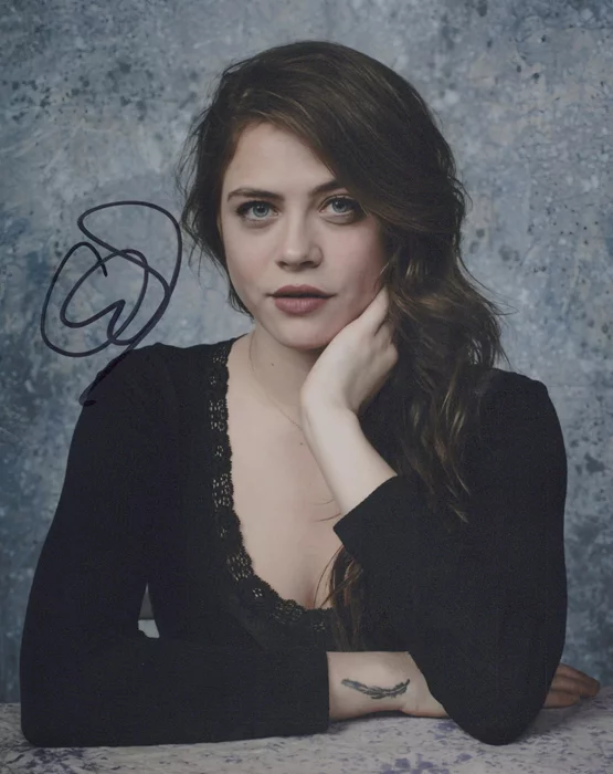 Olivia Luccardi autograph