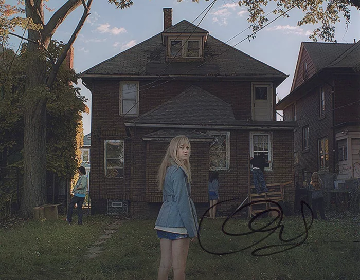 Olivia Luccardi autograph