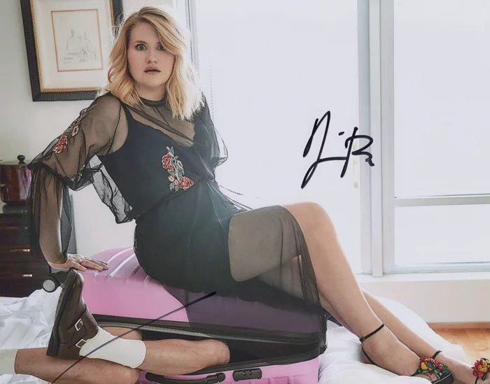 Jillian Bell autograph