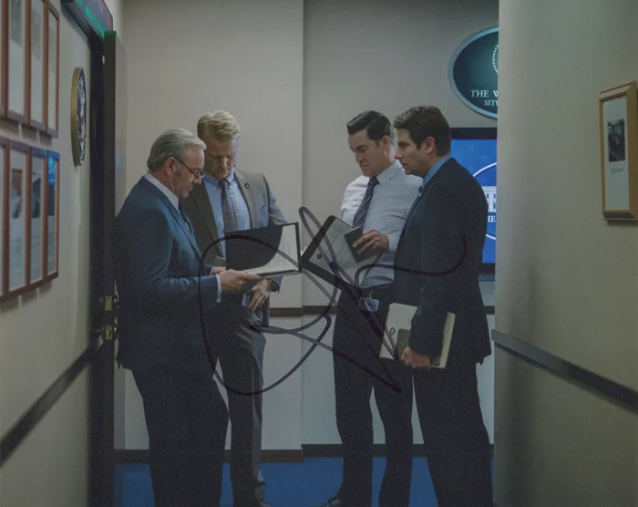 Jeremy Holm autograph