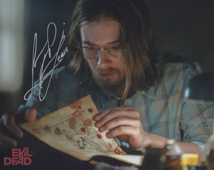 Lou Taylor Pucci autograph