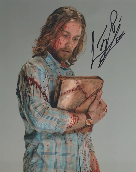 Lou Taylor Pucci autograph