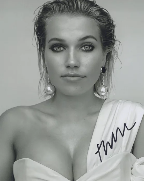 Thea Sofie Loch Ness autograph